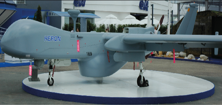 Un avión militar estacionado
El contenido generado por IA puede ser incorrecto.