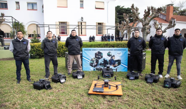 Un grupo de personas de pie sobre pasto
El contenido generado por IA puede ser incorrecto.